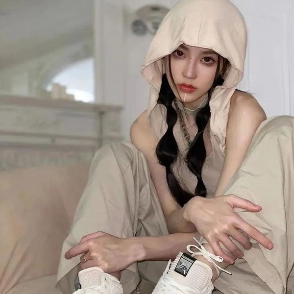 随盲柳入眠的女人